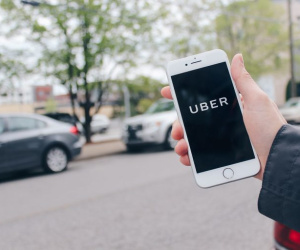 Tài xế Uber hiếp dâm nữ hành khách rồi trộm điện thoại của nạn nhân để đánh giá '5 sao' cho chính mình