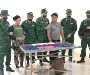 2 người nước ngoài 'ôm' 15.000 viên ma túy vượt biên vào Việt Nam