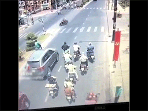 An Giang: Xe tải tông hàng loạt xe máy dừng chờ đèn đỏ