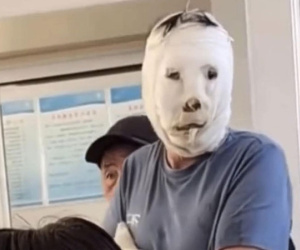 Bệnh nhân đòi kiện bác sĩ vì phá cách trong việc băng bó khiến anh đang đau điếng người mà gặp ai cũng phải cười
