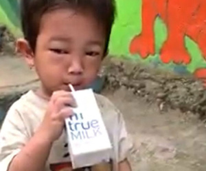Mẹ đi làm xa, bố ở nhà bỏ bê không cho ăn cho tắm: Bé trai đến lớp đói run khiến ai cũng nghẹn lòng