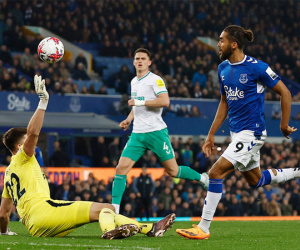 Newcastle đè bẹp Everton, cho MU 'ngửi khói'