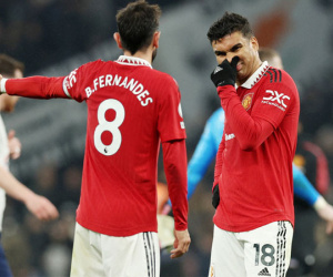 Bruno Fernandes bức xúc mắng Casemiro sau trận hòa của MU