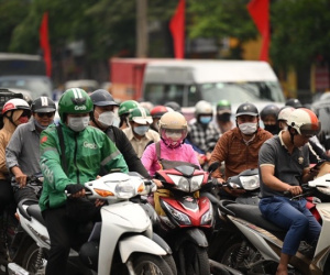 Người dân ùn ùn về quê, chờ gần 3 tiếng vẫn chưa có xe