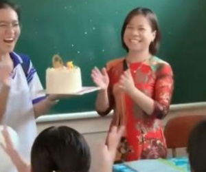 Đang nổi giận vì cả lớp vắng mặt trong tiết của mình, cô giáo vỡ òa khi biết sự thật phía sau