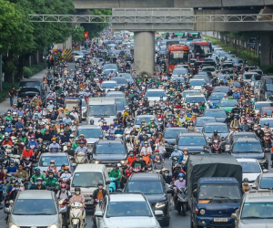 Đông ‘nghẹt thở’, người dân cố nhích từng bước rời Hà Nội trước kỳ nghỉ lễ 30/4