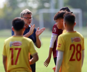 HLV Troussier bất ngờ 'cấm cửa' báo chí tác nghiệp buổi tập của U22 Việt Nam
