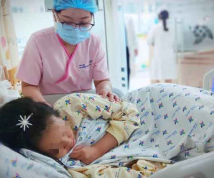 Bị tẩy chay trên mạng, bé gái học giỏi có hành động khiến bố phải khóc ngất, cha mẹ đừng xem thường 'những chuyện trẻ con'