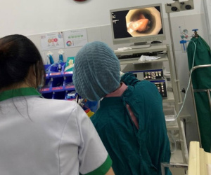 Người đàn ông nuốt hàm răng giả gây tổn thương thực quản