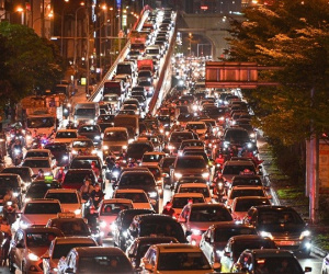 Tránh tắc đường ngày đầu nghỉ lễ, dòng ô tô ùn ùn rời Hà Nội trong đêm