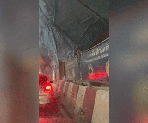 Ô tô chịu trận khi bị bạt che xây dựng đổ ụp vào lúc tắc đường