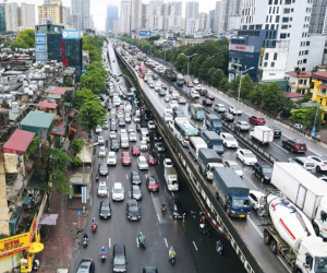 Cửa ngõ Thủ đô ùn tắc kéo dài, người dân đội mưa, chật vật rời Hà Nội ngày đầu kỳ nghỉ lễ