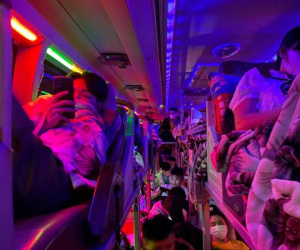 'Nhồi' gần gấp đôi số lượng cho phép, xe đường dài để khách về quê nghỉ lễ nằm la liệt trên sàn