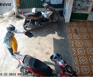 Ông chú ăn xin lê bước mệt nhọc đến cửa nhà xin tiền, camera ghi cảnh tượng không ngờ sau đó