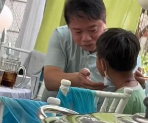 Xúc động người đàn ông gắp từng miếng ngon cho cậu bé bán vé số ở đám cưới: Cứ ngỡ họ là cha con