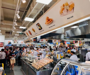 Người dân TP HCM đổ vào siêu thị trốn nóng, 'săn sale' ngày lễ