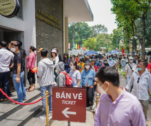 Dinh Độc Lập quá tải, quầy vé phải đóng cửa, du khách 'đội nắng' chờ xuyên trưa
