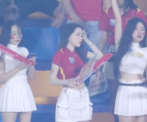 Việt Nam thắng nhọc trận ra quân SEA Games: Dàn hot girl thu hút camera trên khán đài