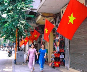 Chuyện về người treo cờ báo mùa lễ hội