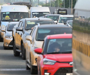 Trở lại Hà Nội sớm 2 ngày, ô tô ùn dài 2km cuối cao tốc Pháp Vân