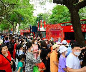 Hàng ngàn người xếp hàng 4,5 tiếng để đi xe buýt 2 tầng ngắm Hà Nội