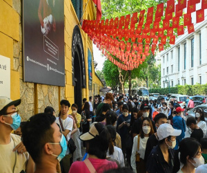 Du khách xếp hàng tham quan 'địa ngục trần gian' giữa thủ đô