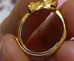 Con trai mua được chiếc nhẫn vàng ở trường với giá 3 nghìn, mẹ hốt hoảng khi biết sự thật