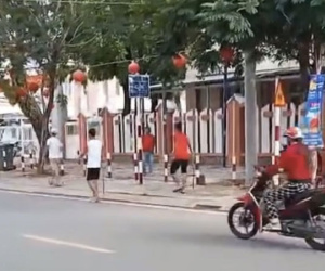 Xôn xao clip nhóm thanh niên cầm 'rựa' đi thẳng vào trụ sở xã ở Phú Quốc