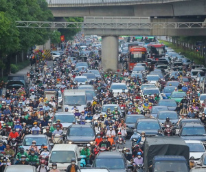 Không may 'dính' tắc đường khi trở lại thành phố, lái xe cần làm gì?