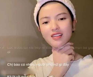 Bạn gái mượn đồng hồ tiền tỷ của Quang Hải lên livestream, đáp trả thẳng thắn khi bị nói 'hay mặc đồ người yêu'