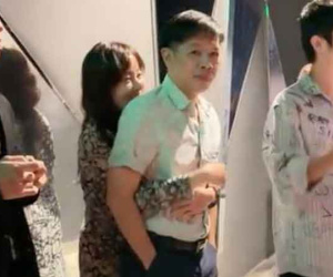 Vợ trẻ kém 11 tuổi của Thái Hòa hiếm hoi xuất hiện, ôm chồng giữa sự kiện
