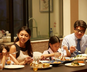 Cả nhà ngỡ ngàng với kế hoạch kỉ niệm 10 năm ngày cưới của anh rể