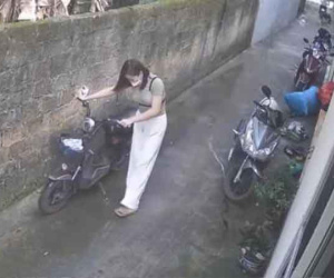 Khó hiểu người đi đường cứ nhìn chằm chằm vào ngực mình, cô gái 'ngượng chín mặt' khi xem lại bản thân