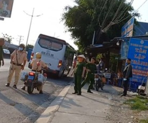 Bị đánh 'hội đồng' trên đường dẫn cao tốc, tài xế chống trả làm 1 người tử vong