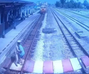 Video giải cứu cụ bà ngoạn mục ngay trước mũi tàu hỏa