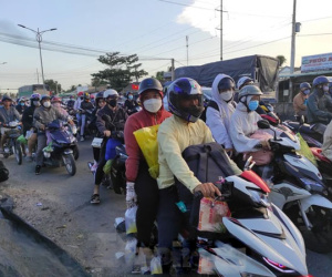 Người dân miền Tây 'mướt mồ hôi' trở lại TP.HCM sau kỳ nghỉ lễ