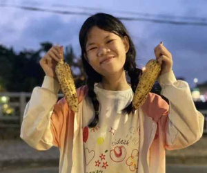 Thanh Nga Bento - hiện tượng mạng một thời nay bán ngô nướng bên lề đường, kiếm tiền chữa bệnh cho bố