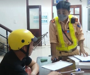 Tài xế giật lại giấy tờ, đấm CSGT khi bị lập biên bản vi phạm nồng độ cồn