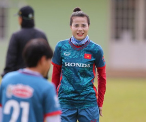 Nữ Việt Nam luyện ghi bàn dưới nắng nóng 40 độ C, trung vệ tân binh muốn toàn thắng tại SEA Games 32