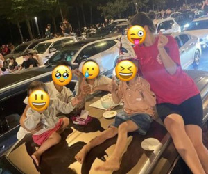 Mua bánh kem nhưng gặp ngay cảnh tắc đường, cả gia đình trèo lên nóc xe tổ chức sinh nhật vì sợ tan bánh và cái kết hàng trăm người tham dự