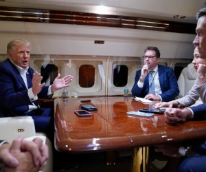 Ông Trump giật điện thoại, đuổi phóng viên khỏi buổi họp báo?