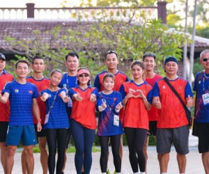 Vắt áo chảy mồ hôi thành nước, tuyển thủ marathon và đi bộ nỗ lực chinh phục đường đua ở kỳ quan Angkor