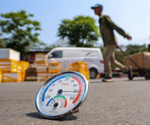 Hà Nội nóng nhất kể từ đầu mùa, mặt đường xuất hiện ảo ảnh