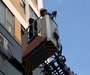 Giải cứu nam sinh định nhảy từ tầng cao chung cư ở Hà Nội