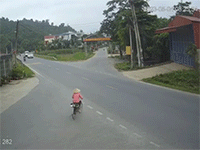 Hai xế hộp 'lao đao' khi gặp người phụ nữ đạp xe sang đường