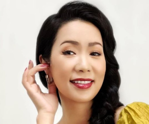 Trịnh Kim Chi trẻ đẹp tuổi 52, Khánh Thi - Phan Hiển tình tứ ở nước ngoài