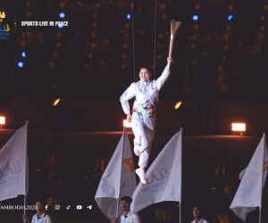 Nữ VĐV xinh đẹp Campuchia bay lên không trung thắp lửa SEA Games 32