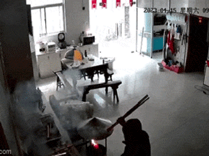 Clip: Cụ bà đốt nhầm pháo hoa vì tưởng là nén nhang