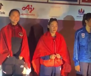 Hy hữu BTC SEA Games 32 dùng đèn ô tô chiếu sáng trao huy chương cho VĐV