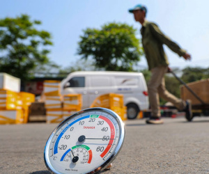 Người Hà Nội chống chọi với nắng nóng đỉnh điểm